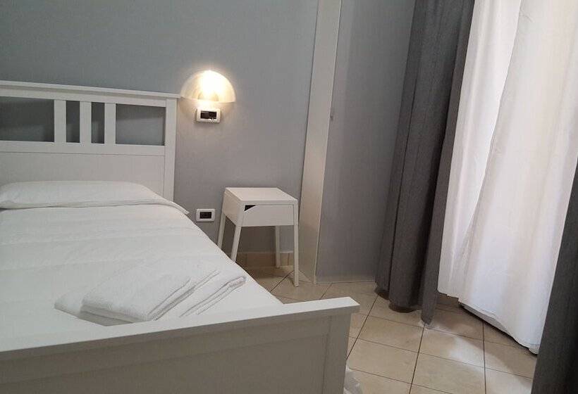 اتاق استاندارد یک تخته با سرویس بهداشتی مشترک, Milano