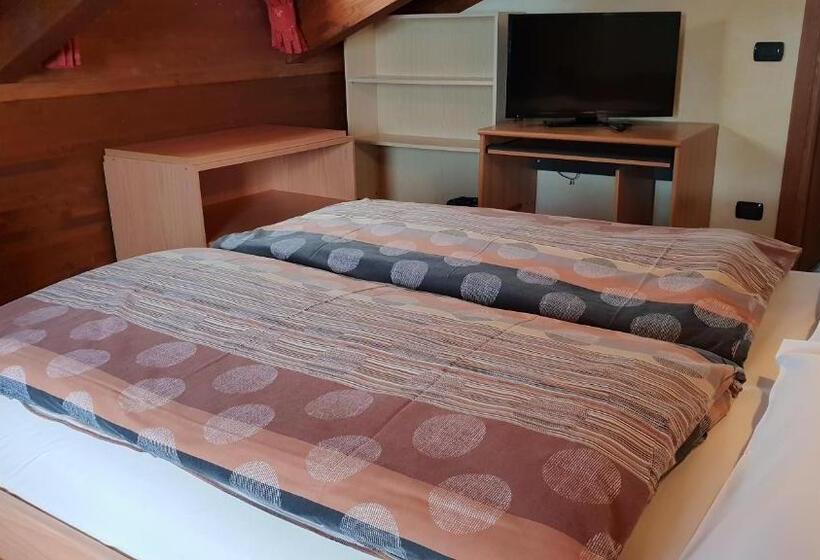 Habitaci�n Est�ndar Abuhardillada, Alpino Lodge Bivio