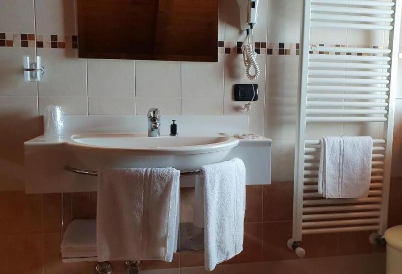 Habitaci�n Est�ndar Abuhardillada, Alpino Lodge Bivio