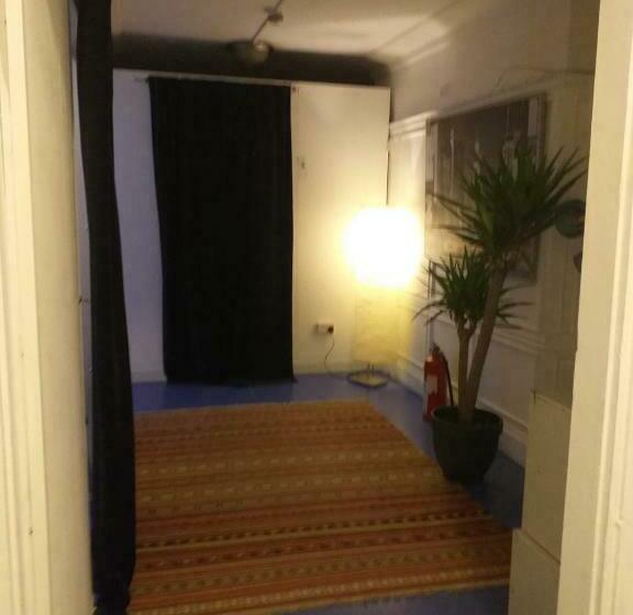 Кровать в Общей Комнате, The Queens Hostel