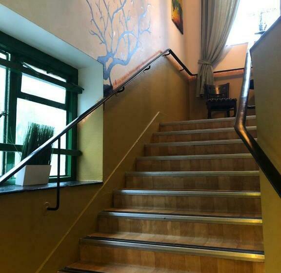 Кровать в Общей Комнате, The Queens Hostel