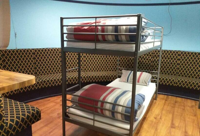 Кровать в Общей Комнате, The Queens Hostel