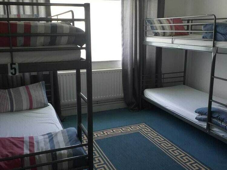 Кровать в Общей Комнате, The Queens Hostel