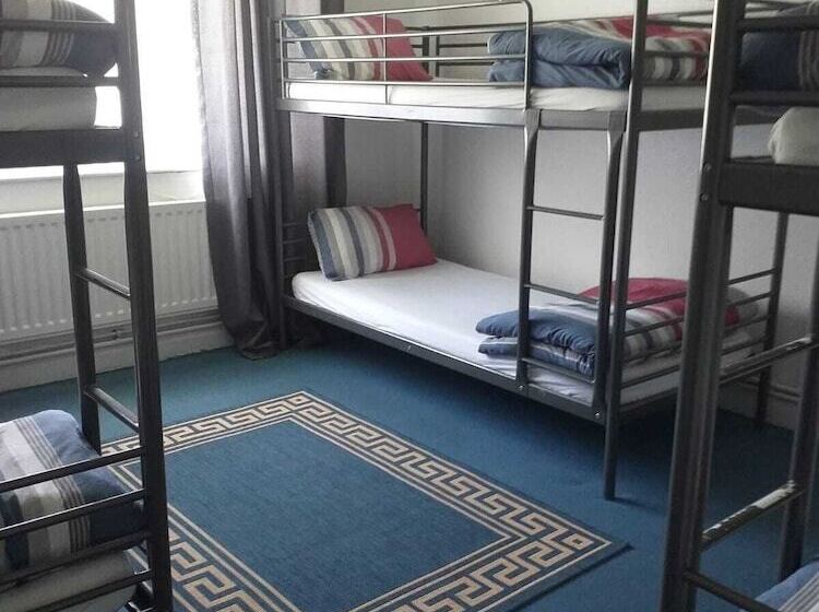 Кровать в Общей Комнате, The Queens Hostel