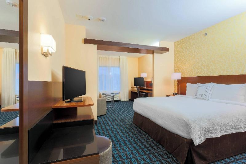 מיטת קינג בסוויטה, Fairfield Inn & Suites By Marriott Cuero