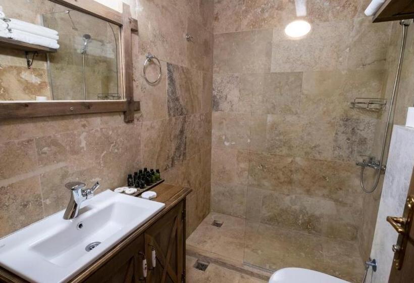 اتاق خانوادگی, In Stone House