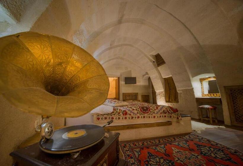 اتاق لوکس با وان آب گرم, In Stone House