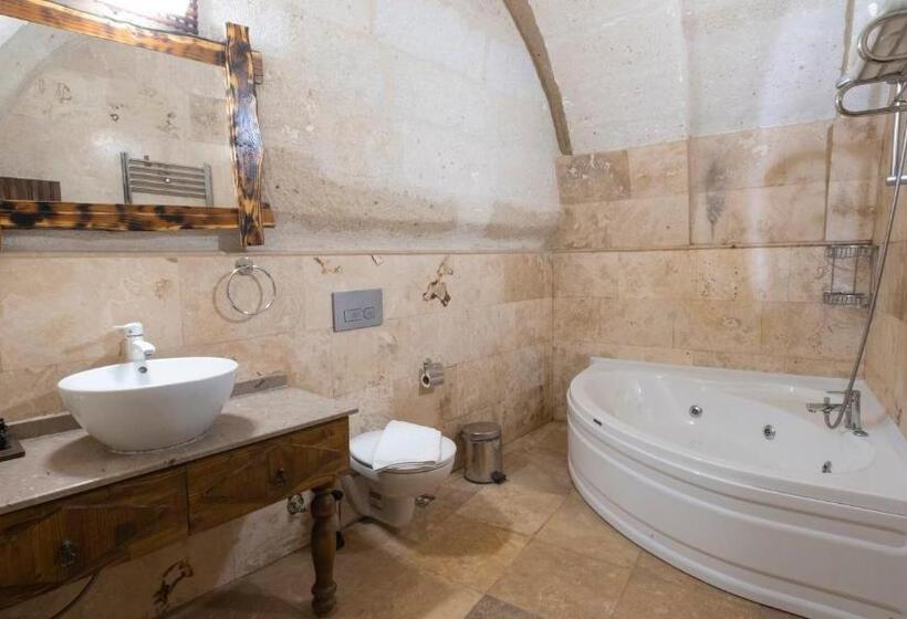 اتاق لوکس با وان آب گرم, In Stone House