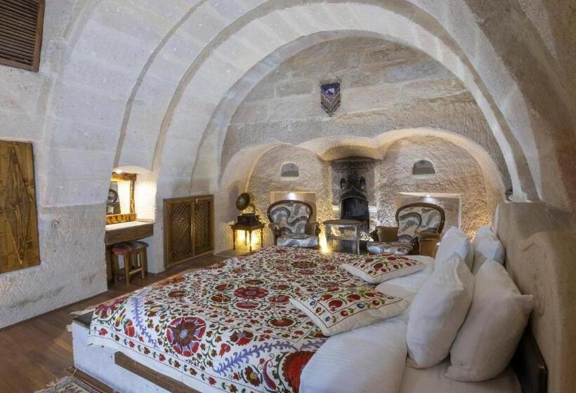 اتاق لوکس با وان آب گرم, In Stone House