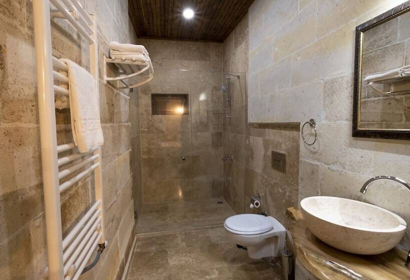 اتاق استاندارد, In Stone House