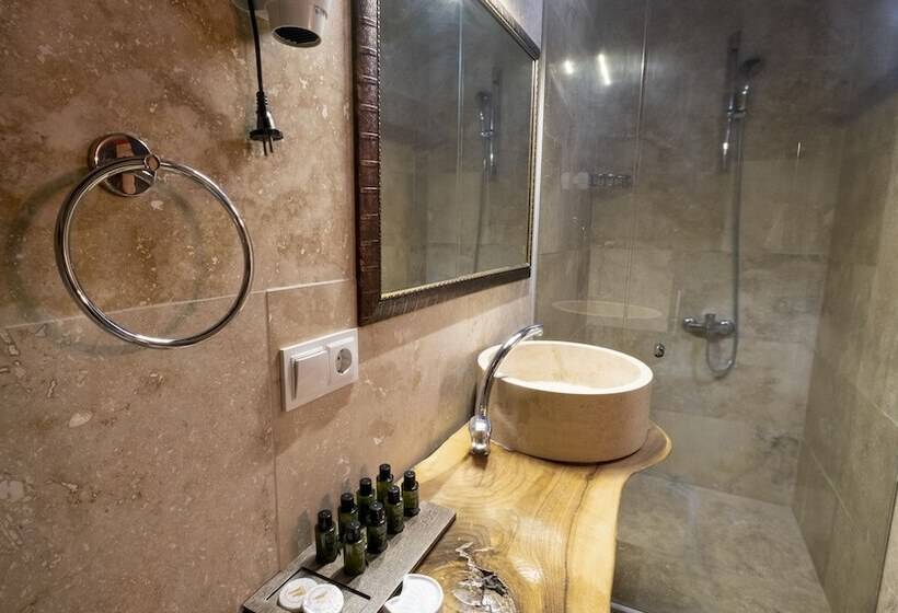 اتاق استاندارد, In Stone House