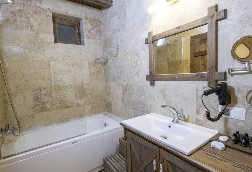 اتاق لوکس, In Stone House