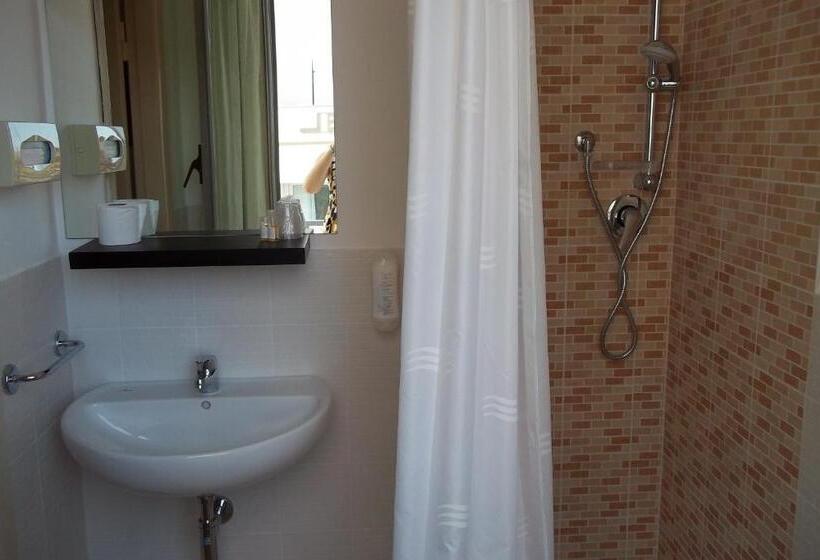 غرفة قياسية, Italia