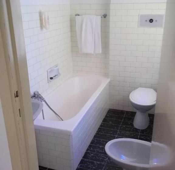 غرفة قياسية ثلاثية, Italia