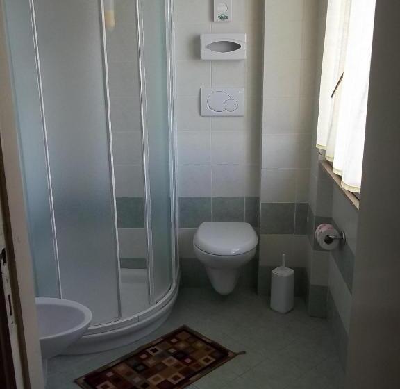 غرفة قياسية ثلاثية, Italia