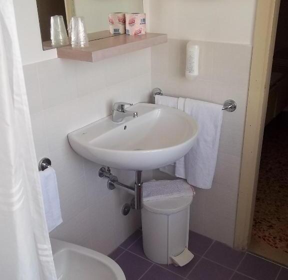 غرفة قياسية ثلاثية, Italia