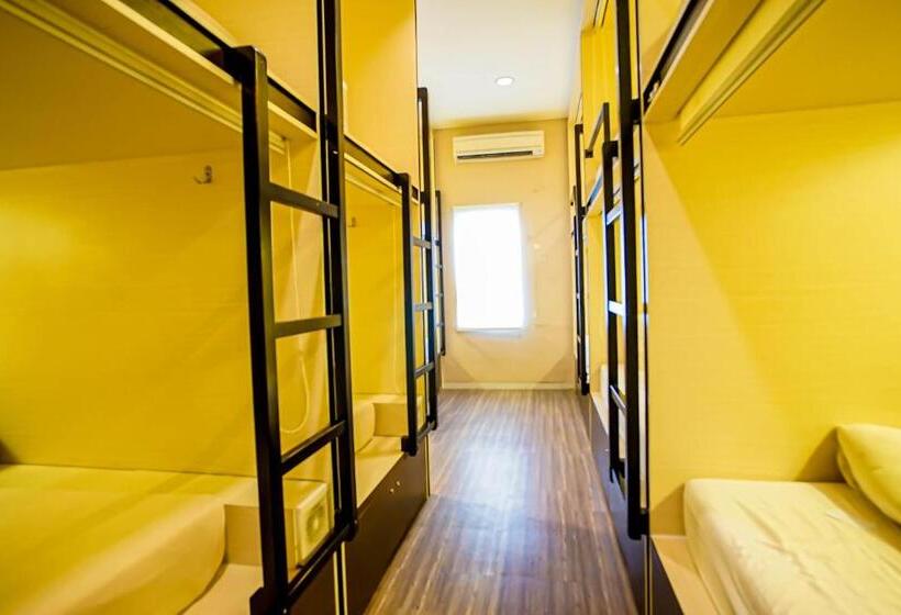 מיטה בחדר משותף, Dd Living