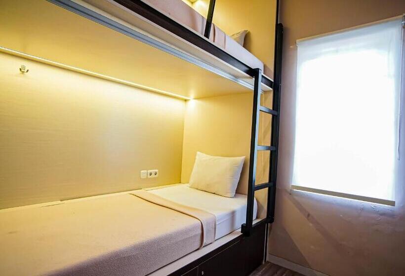 מיטה בחדר משותף, Dd Living