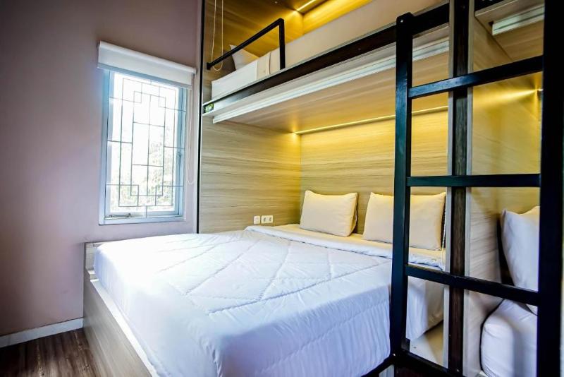 מיטה בחדר משותף, Dd Living