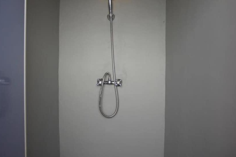 ルームシェアのワンベッド, Captain Goose Hostel