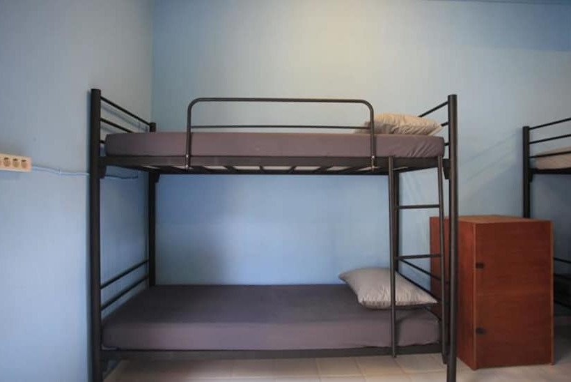 ルームシェアのワンベッド, Captain Goose Hostel