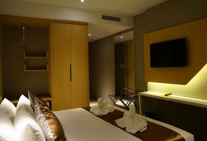 חדר דחוקס עם מיטת קינג, Greens Hotel & Suites