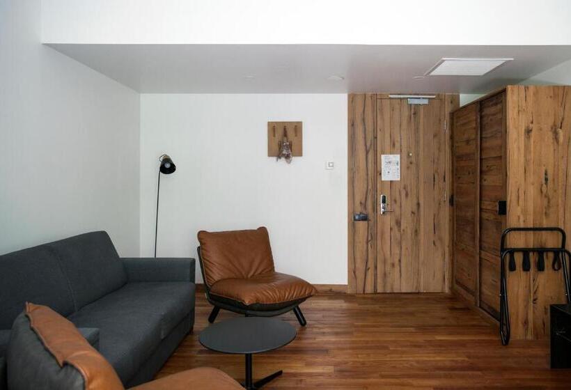 سوییت لوکس, Shota@rustaveli Boutique