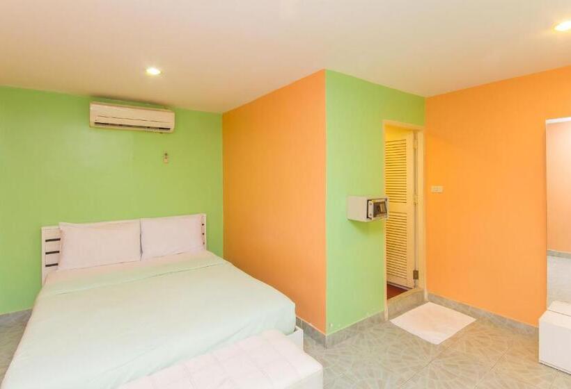 חדר סטנדרט, Aree's House