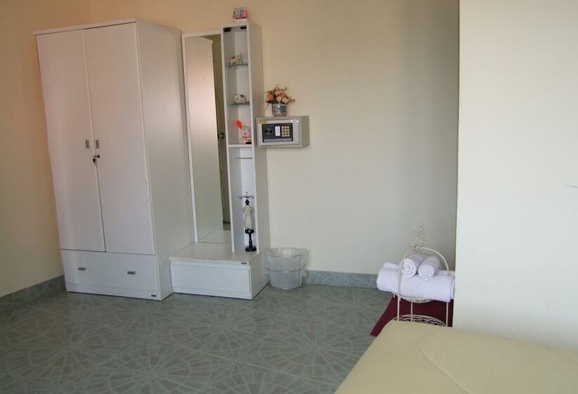 חדר סטנדרט, Aree's House