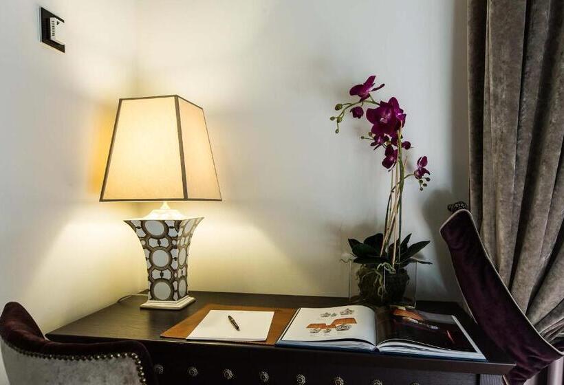 اتاق اجرایی, Palazzo Roselli Cecconi