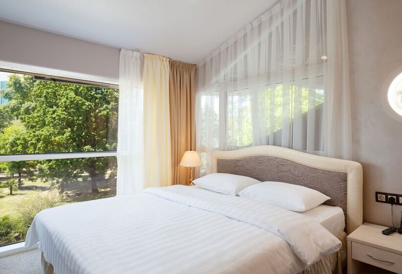 اتاق لوکس با چشم‌انداز باغ, Kailas Park Hotel Sochi