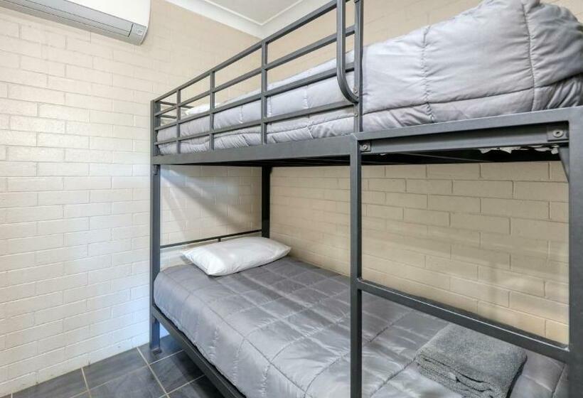 اتاق خانوادگی, Country Leisure Motor Inn