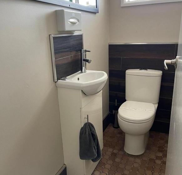 استودیوی استاندارد, Country Leisure Motor Inn