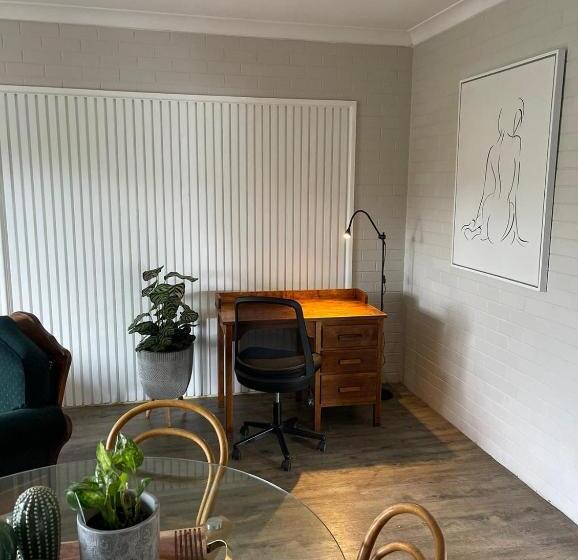 استودیوی استاندارد, Country Leisure Motor Inn