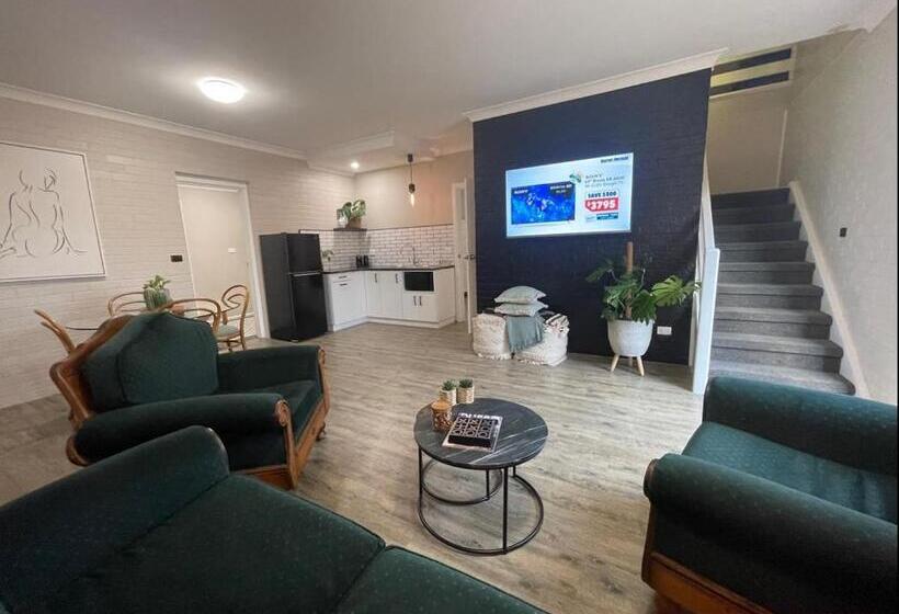 استودیوی استاندارد, Country Leisure Motor Inn