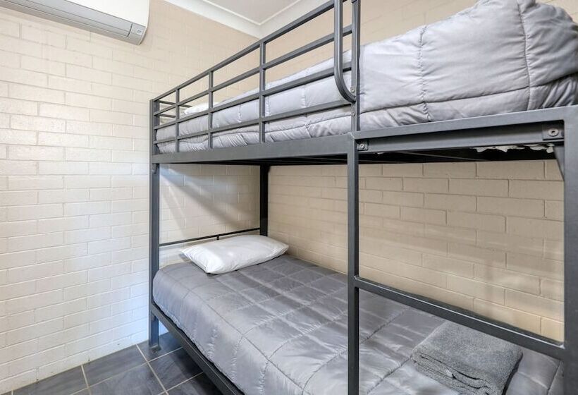 اتاق خانوادگی, Country Leisure Motor Inn