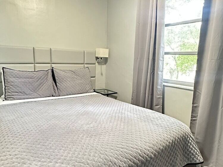 家庭公寓, Sheridan Suites Apartments