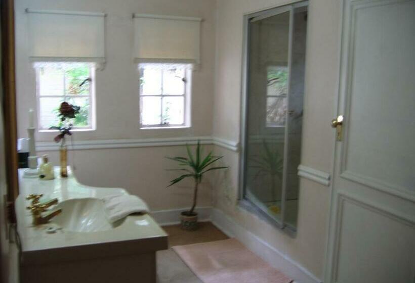 Апартаменты 1 Спальня Нижний Этаж, Villa Victoria Executive Guest House