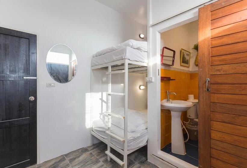 غرفة قياسية مزوَّدة بشُرفة, Stockhome Hostel Ayutthaya