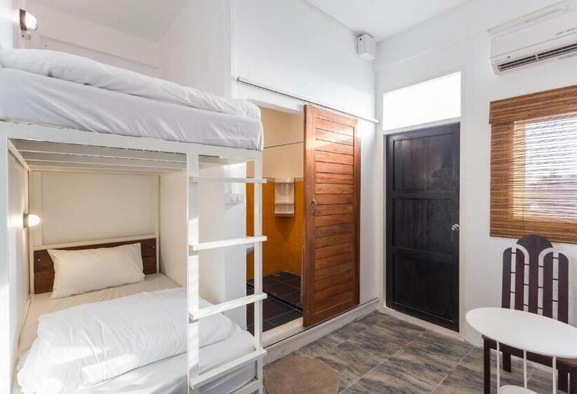 バルコニー付きスタンダードルーム, Stockhome Hostel Ayutthaya