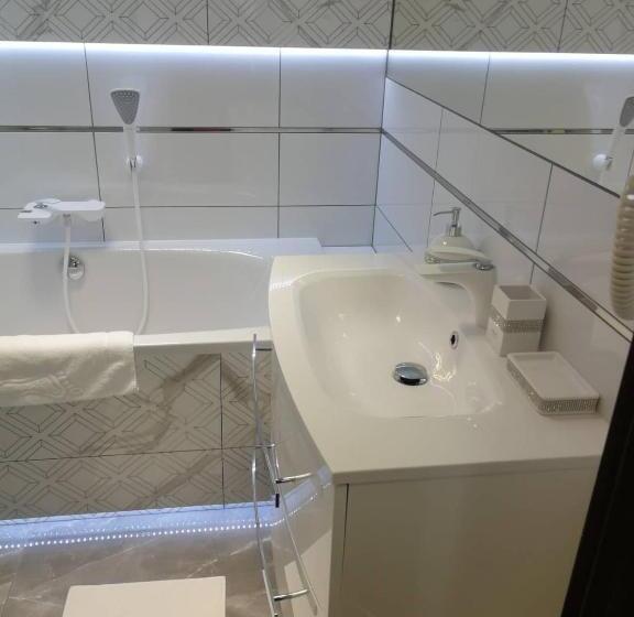 דירת חדר דלוקס, Volter