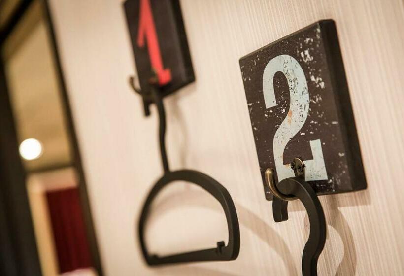 اتاق سوپریور, The Young