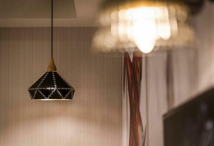 اتاق سوپریور, The Young