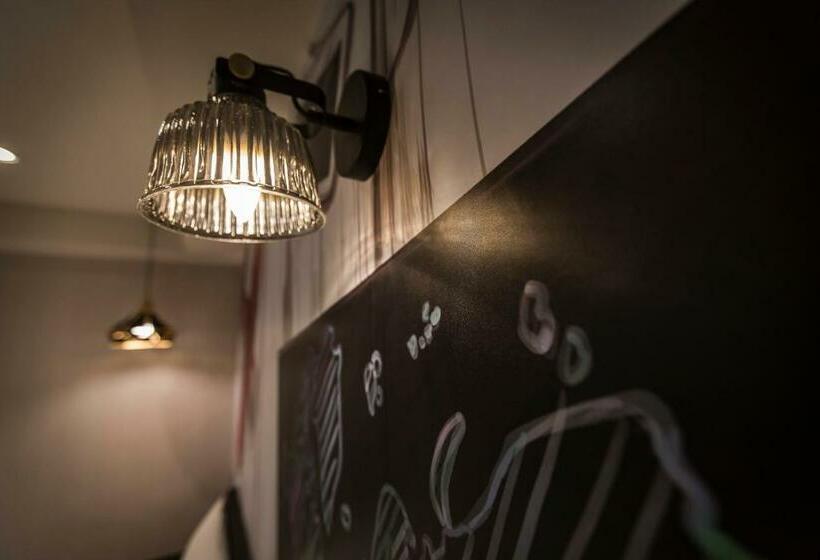 اتاق سوپریور, The Young