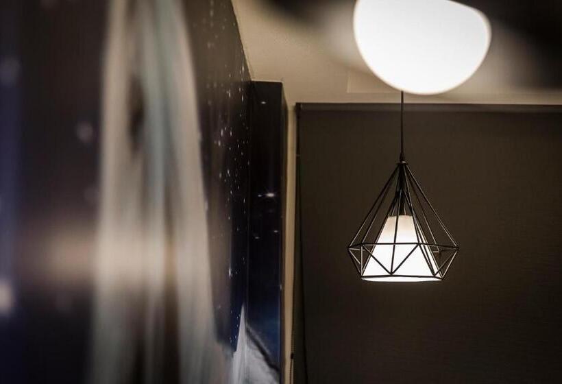 اتاق سوپریور, The Young