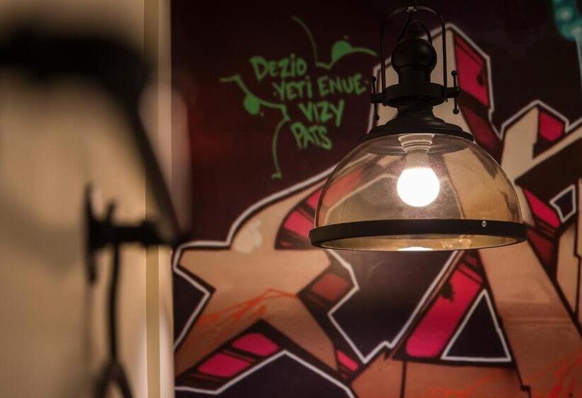 اتاق سوپریور, The Young