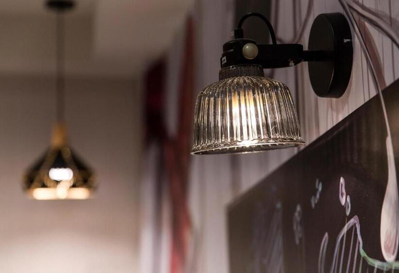 اتاق سوپریور, The Young