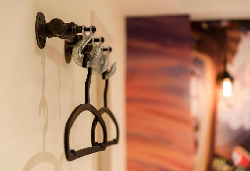 اتاق سوپریور, The Young