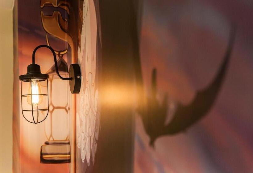 اتاق سوپریور, The Young