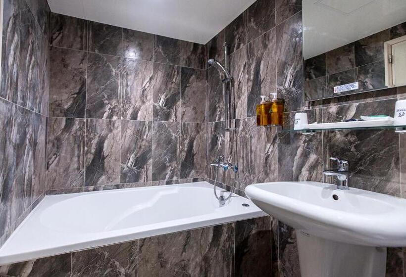 اتاق لوکس, The Young